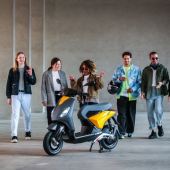 Der neue Piaggio ONE revolutioniert die Elektromobilität im urbanen Raum mit einer entnehmbaren Lithium-Ionen-Batterie und ist vor allem für die junge Zielgruppe der ideale Begleiter.